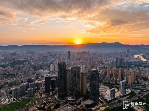 福(fu)州(zhou)天(tian)空現(xian)絕(jue)美朝霞，視(shi)覺盛(sheng)宴(yan)震(zhen)撼全城